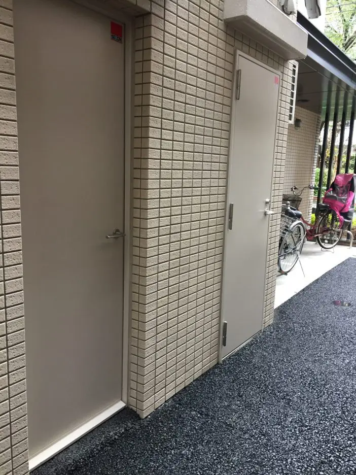 アマゾンフレックスの配達先、エントランス付近にある扉にメールコーナーがある